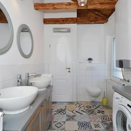 Four-bedroom In Zedno * 트로기르