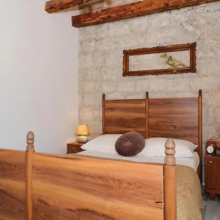 Four-bedroom In Zedno 펜션 트로기르