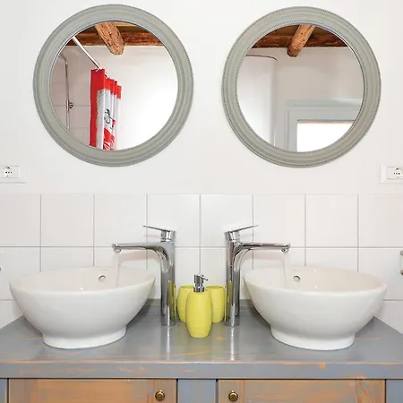 펜션 Four-bedroom In Zedno