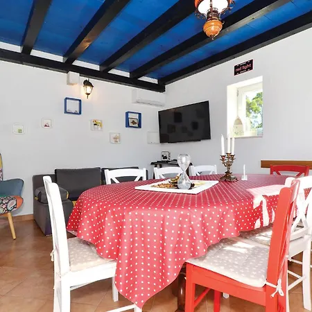 Four-bedroom In Zedno 펜션 트로기르