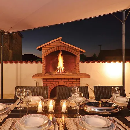 펜션 Four-bedroom In Zedno *