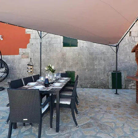 Four-bedroom In Zedno Hébergement de vacances Trogir