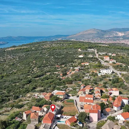 Four-bedroom In Zedno Hébergement de vacances *