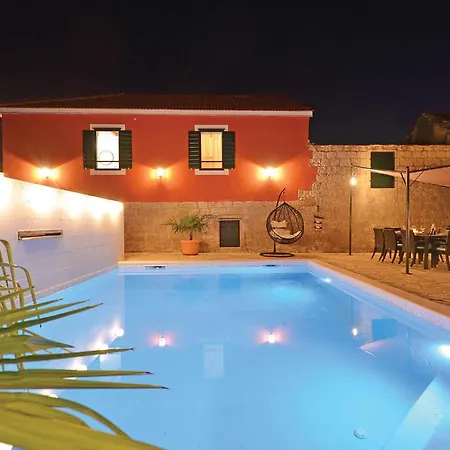 Hébergement de vacances Four-bedroom In Zedno