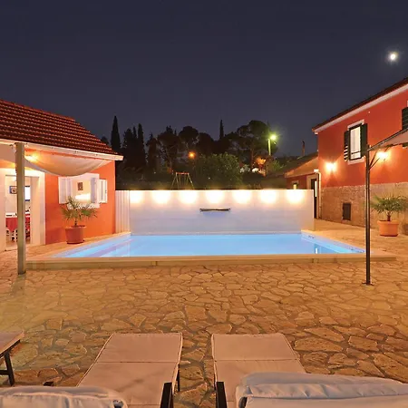 Four-bedroom In Zedno Hébergement de vacances